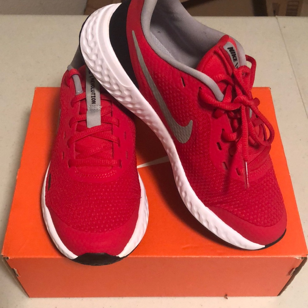 Nike BigBoys Revolution 5 Size 4y